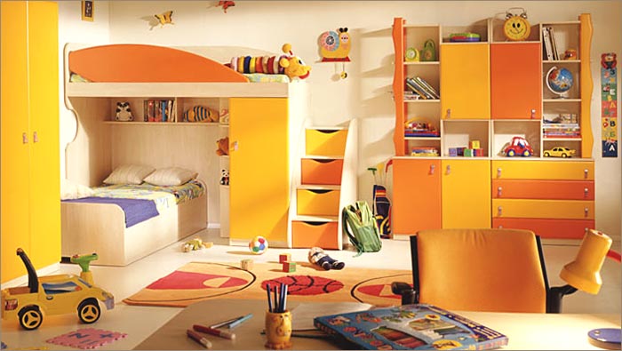 Шкафчики разных цветов в детской комнате