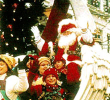 По традиции, завершает парад Санта Клаус