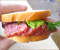 Бутерброд с колбасой: ура лишним килограммам