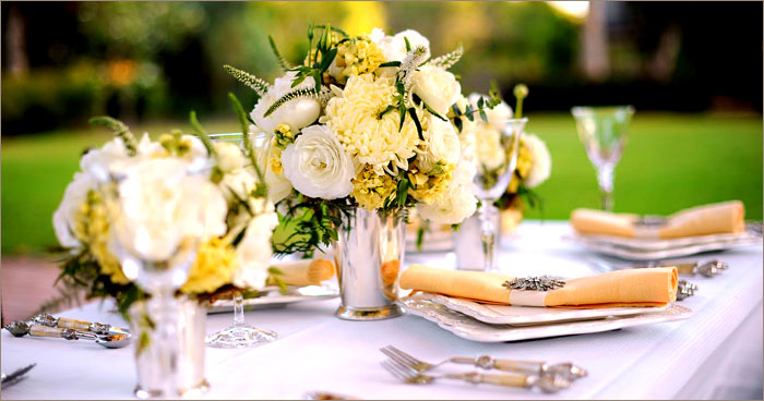 Украшение цветами свадебного стола