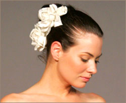 Цветок в причёске невесты - мода 2011 года