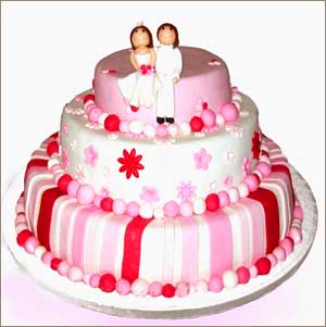 Трехцветный свадебный торт с фигурками