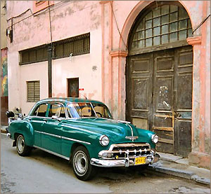 Ретро-автомобиль на улице Гаваны
