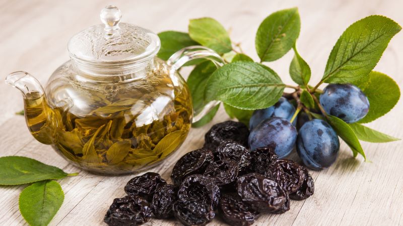 Чай из сливовых листьев, сухофрукты и свежие сливы