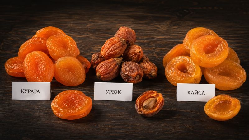 Виды сухофруктов: курага, урюк, кайса на темном фоне
